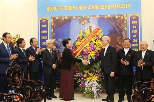2019年圣诞节来临之际：国会主席阮氏金银造访越南天主教团结委员会