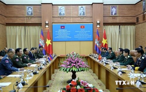 国防部部长吴春历与柬埔寨国防部部长迪班举行会谈