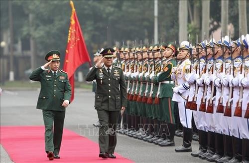 泰国皇家武装部队司令邦比巴·本亚撒里对越南进行正式访问