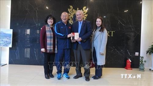  越南驻韩国大使走访慰问在韩国参加集训的越南国家男子足球队
