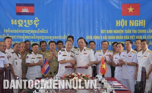 Hội nghị rút kinh nghiệm tuần tra chung giữa Bộ Tư lệnh Vùng 5 Hải quân Việt Nam và Căn cứ biển Hải quân Hoàng gia Campuchia