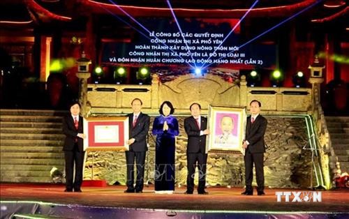  越南国家副主席邓氏玉盛向太原省普安市授予一级劳动勋章