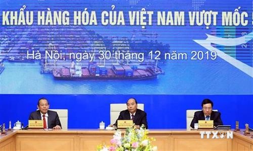 越南政府总理阮春福出席越南外贸进出口额达到5000亿美元的仪式
