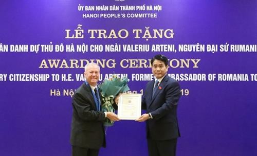 河内向罗马尼亚驻越南前大使授予首都河内名誉公民称号