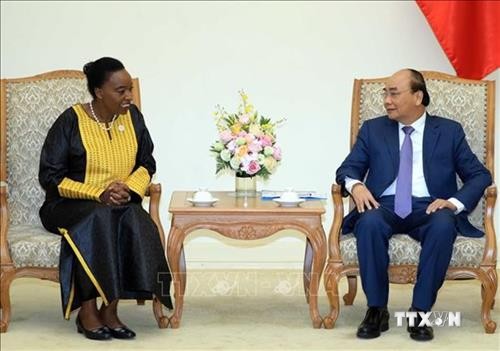 越南政府总理阮春福会见肯尼亚外交部长莫妮卡•朱马