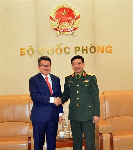 潘文江上将会见马来西亚国防部副部长刘镇东