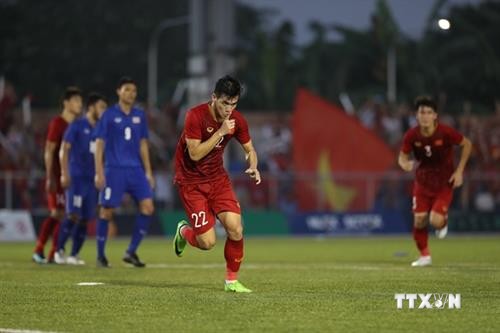 东运会男子足球：越南队战平泰国队 晋级半决赛