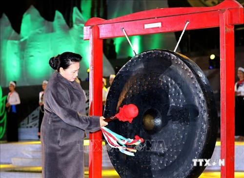Chủ tịch Quốc hội Nguyễn Thị Kim Ngân dự Lễ khai mạc Tuần Văn hóa, Du lịch tỉnh Hòa Bình năm 2019