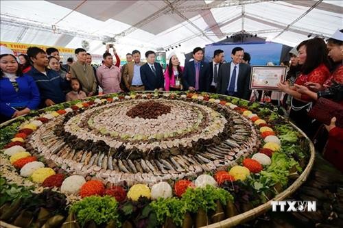 Hòa Bình lập Kỷ lục mâm cỗ lá đặc sắc nhất Việt Nam