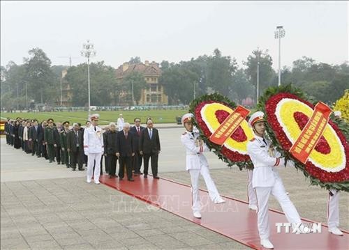 越南共产党建党89周年：越南党和国家领导人拜谒胡志明主席陵墓