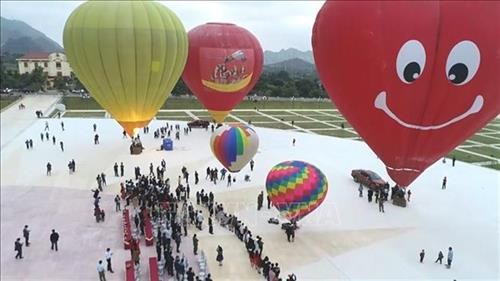 第二届国际热气球节在山罗省开幕