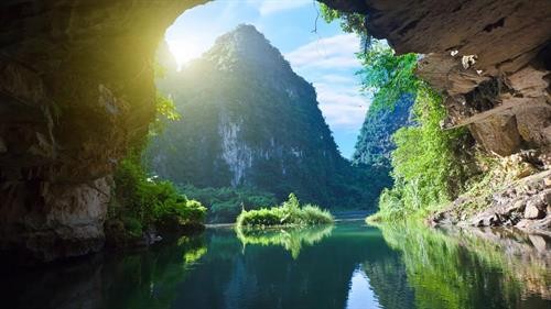 越南广平省韩松洞景观继续受到国际媒体的关注