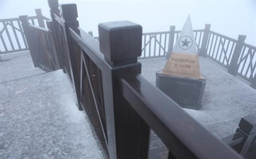 Tuyết rơi bất ngờ trên đỉnh Fansipan