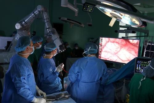 越南首次将机器人应用到脑部手术