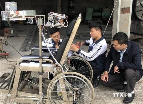 Học sinh Ninh Bình sáng chế giường hỗ trợ người mất khả năng vận động tay chân