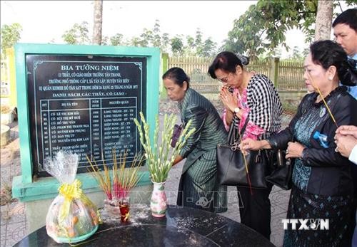 越南与柬埔寨妇女代表团上香缅怀遭波尔布特军杀害的无辜平民