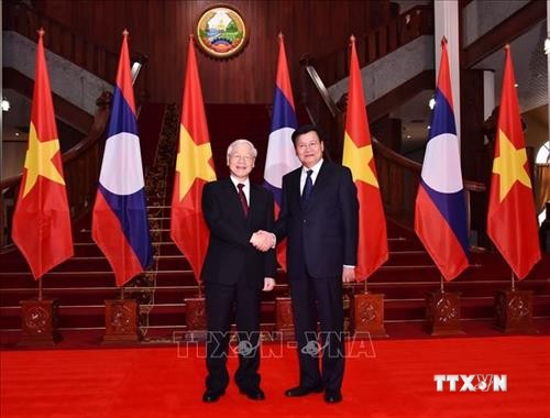 阮富仲会见老挝政府总理和国会主席