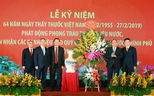 Thủ tướng Nguyễn Xuân Phúc tới thăm, nói chuyện với đội ngũ y, bác sĩ Bệnh viện Bạch Mai