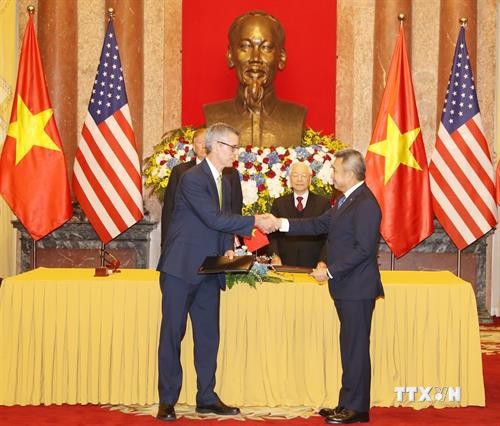 阮富仲与美国总统特朗普见证两国4个合作文件的签署 