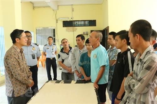 越南驻印度尼西亚大使馆代表团走访慰问被印尼拘留的越南渔民
