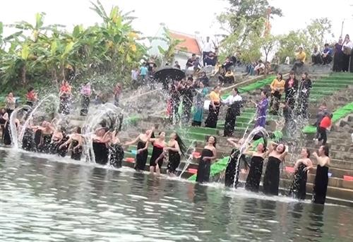 Độc đáo lễ hội gội đầu truyền thống ngày 30 Tết ở Sơn La