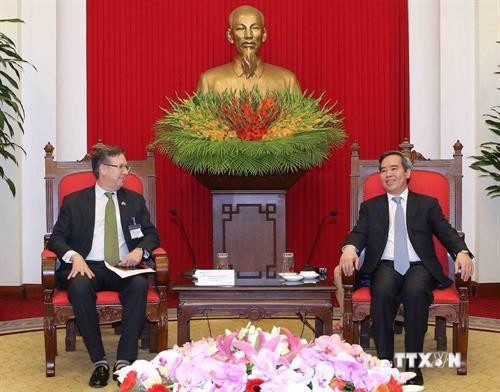 越共中央经济部部长阮文平会见美国-东盟理事会代表团