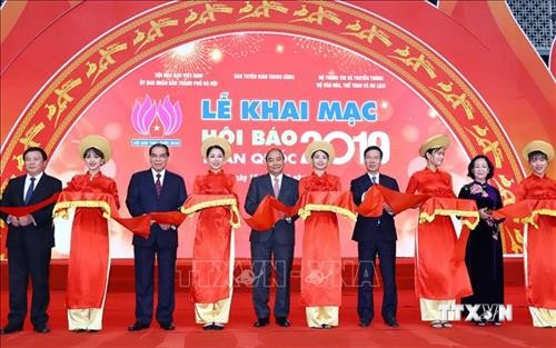 Thủ tướng Nguyễn Xuân Phúc cắt băng Khai mạc Hội báo toàn quốc năm 2019 với chủ đề "đổi mới, sáng tạo, trách nhiệm"