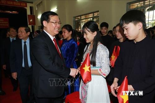 Phó Thủ tướng Vương Đình Huệ thăm, tặng quà thầy trò Trường Phổ thông dân tộc nội trú tỉnh Cao Bằng