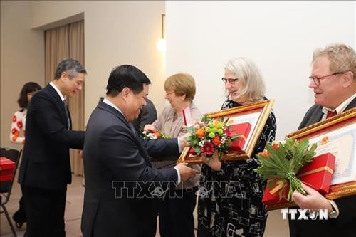 越南为德国友人授予友谊勋章