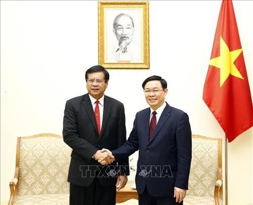 政府副总理王廷惠与老挝前总理波松·布帕万分享合作社发展经验