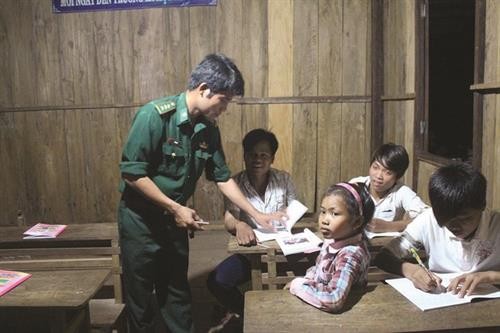 Kỷ niệm 60 năm Ngày truyền thống Bộ đội Biên phòng: Lớp xóa mù chữ đặc biệt trên dãy Trường Sơn
