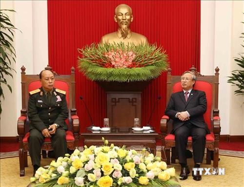 越共中央书记处常务书记陈国旺会见老挝人民军高级政治代表团