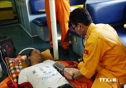 紧急将海上遇险外国船员送往医院接受治疗