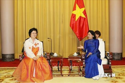 越南国家副主席邓氏玉盛会见朝鲜越南友好协会代表团
