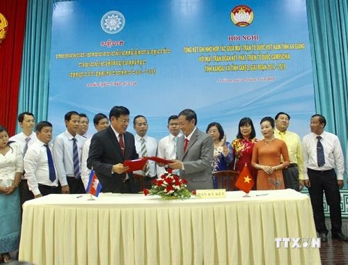 越南安江省与柬埔寨干丹省和茶胶省合作建设和平友谊边界线