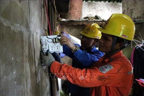 Sửa chữa điện miễn phí cho hộ nghèo, gia đình chính sách ở nông thôn Hải Dương