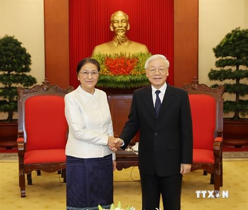 越共中央总书记、国家主席阮富仲会见老挝国会主席巴妮 
