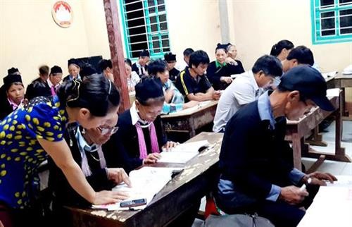 Lào Cai: Thắp niềm tin từ những lớp học xóa mù chữ ban đêm