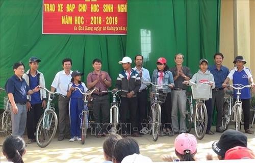 Thầy giáo Huỳnh Quang Sơn với sáng kiến tặng xe đạp cho học trò nghèo vùng cao Ea Chrang đến trường