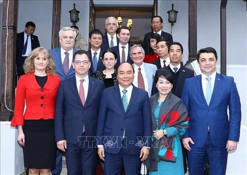 政府总理阮春福访问罗马尼亚普拉霍瓦省 接见越南驻罗大使馆工作人员