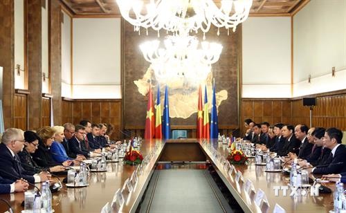 政府总理阮春福与罗马尼亚总理登奇勒举行会谈