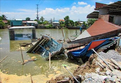 Cần Thơ hỗ trợ các hộ dân có nhà bị nhấn chìm do sạt lở bờ kênh Cái Sắn