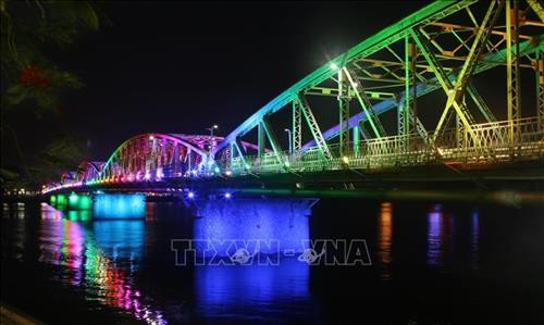 Lắp đặt mới hệ thống chiếu sáng nghệ thuật cầu Trường Tiền, thành phố Huế 