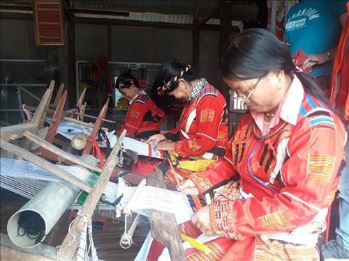 Ngày Văn hóa các dân tộc Việt Nam 19/4: Giúp đồng bào các dân tộc bảo tồn, phát huy trang phục truyền thống