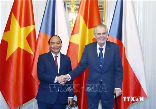 越南政府总理阮春福会见捷克总统泽曼