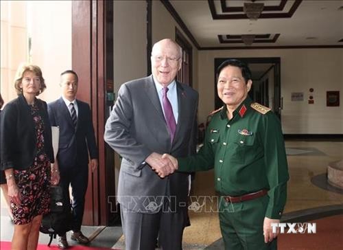 美国参议员代表团对越南进行工作访问