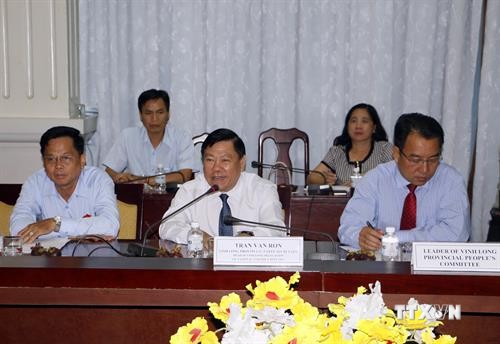 美国国会议员助理工作代表团访问越南永隆省