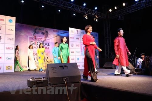 越南奥戴亮相印度全球时装设计周