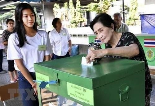 泰国在部分投票站重新进行大选投票