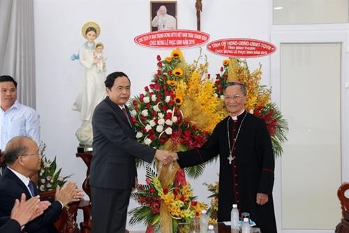 越南党和国家领导在复活节期间开展走访慰问活动